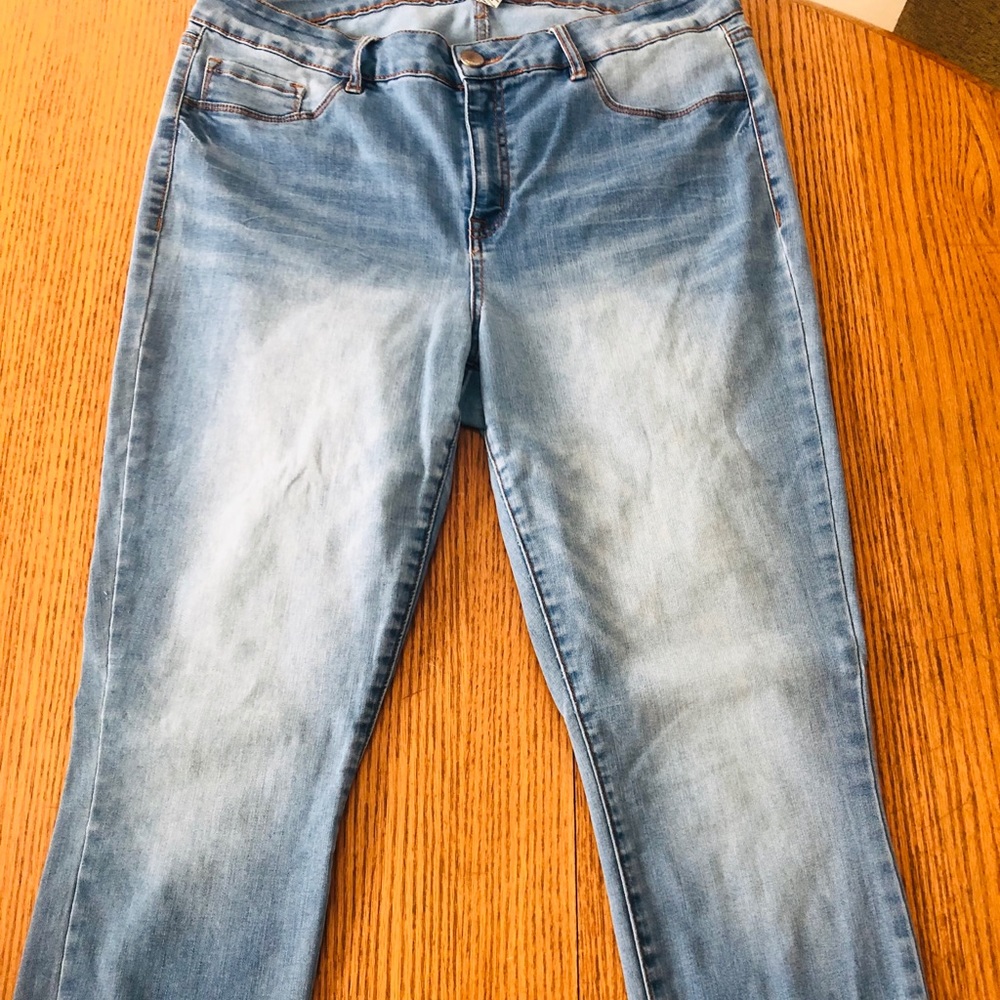 Light wash Mid-Ride skinny jeans